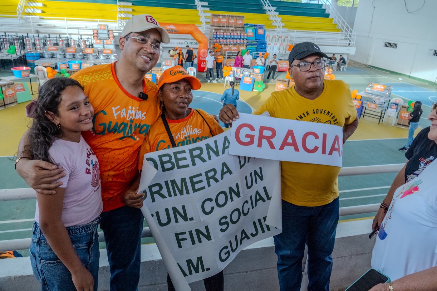 Familias celebran la entrega de activos productivos