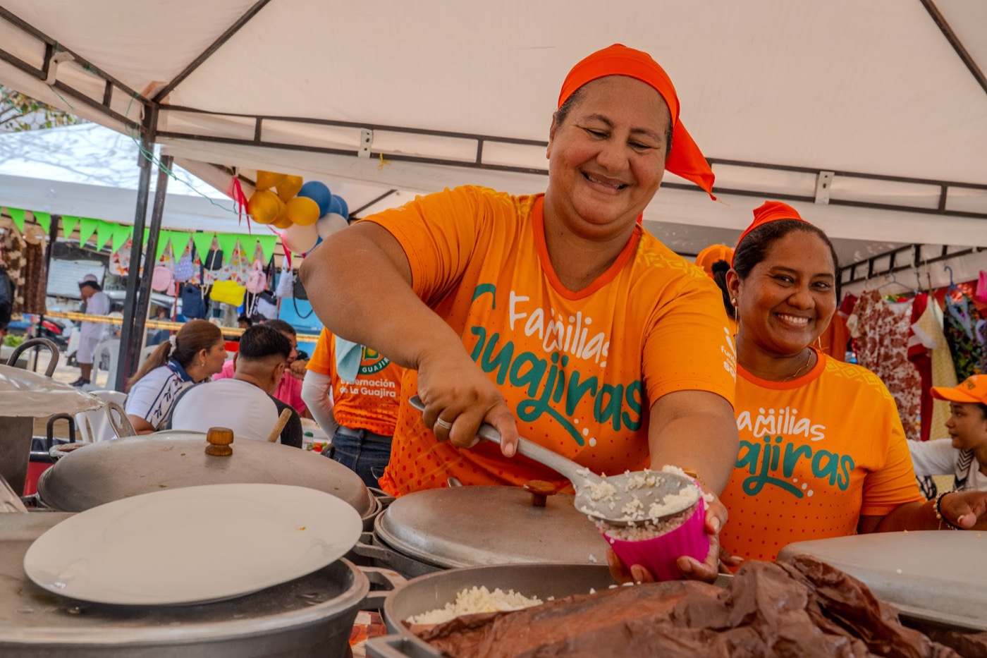 Cocineras sirviendo en el Festival del Pescado y el Marisco