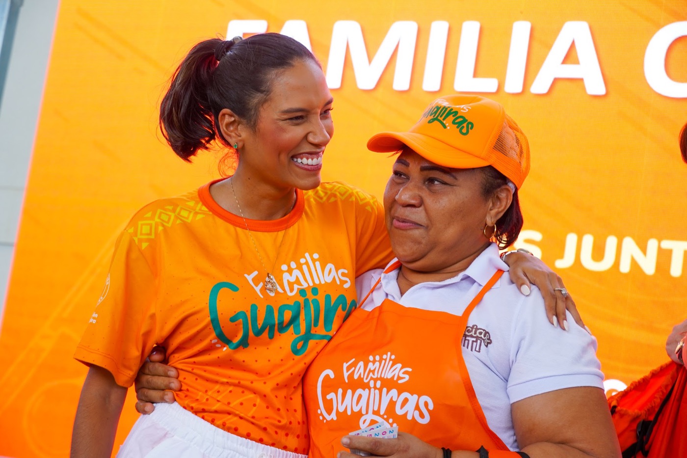 Dos participantes abrazadas