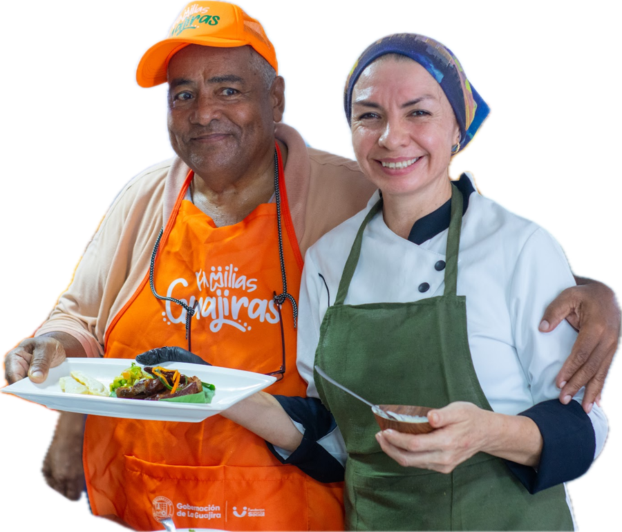 Un emprendedor y una chef de Familias Guajiras muestran un plato preparado en un taller de cocina